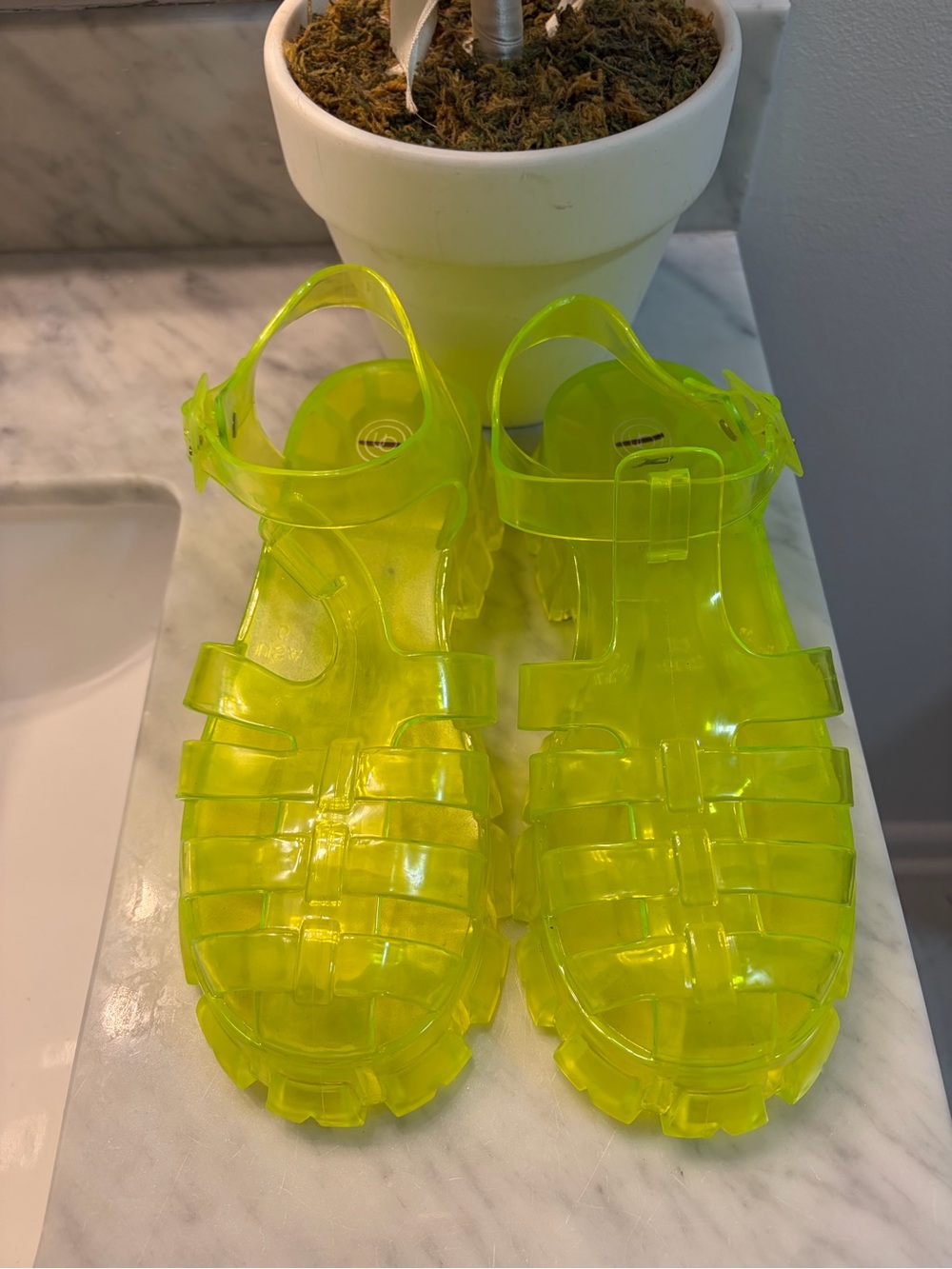 NWOT URBAN OUTFITTERS Jelly Sandals NWT Color NEON Yellow - Size 6 - Picture 4 of 4